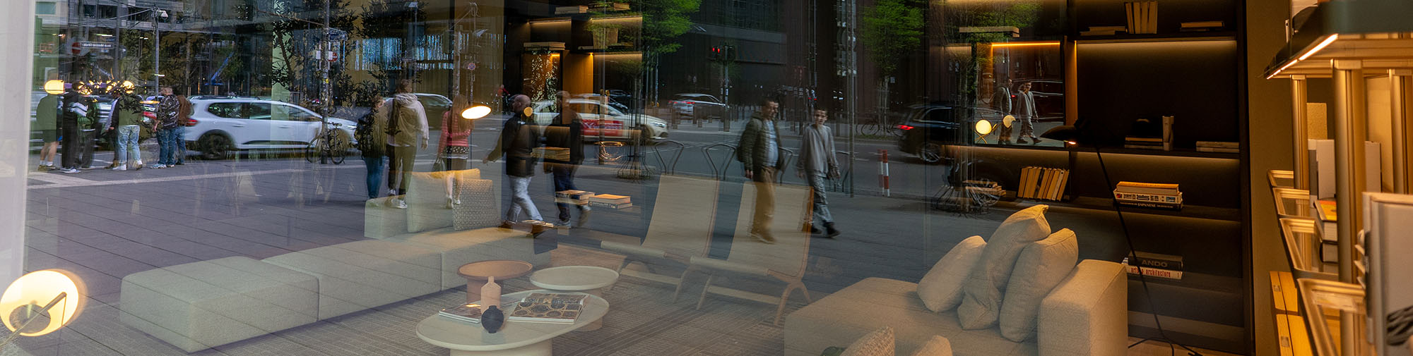 Spiegelndes Fenster mit Streetlife